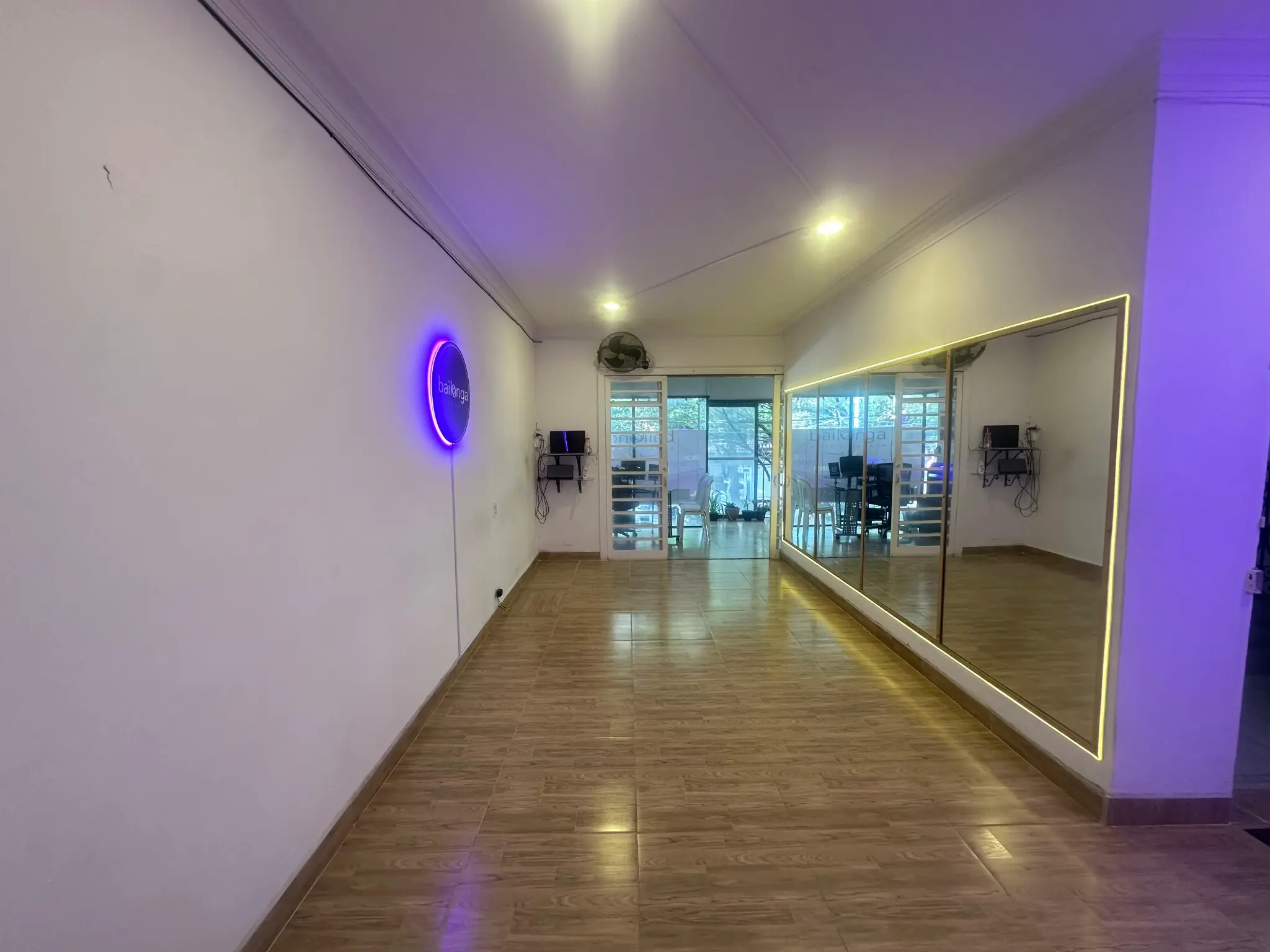 Amplia pista de baile con espejos