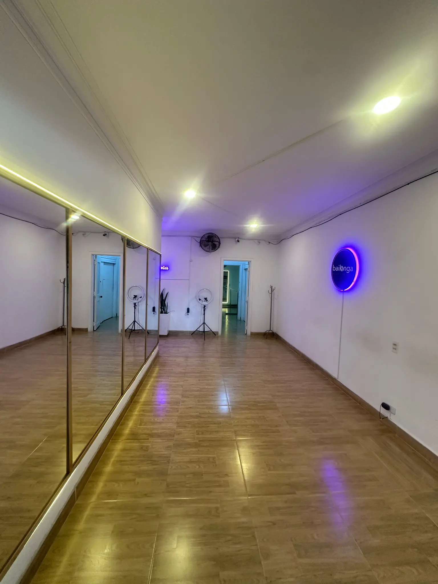 Estudio de baile con letrero Bailonga