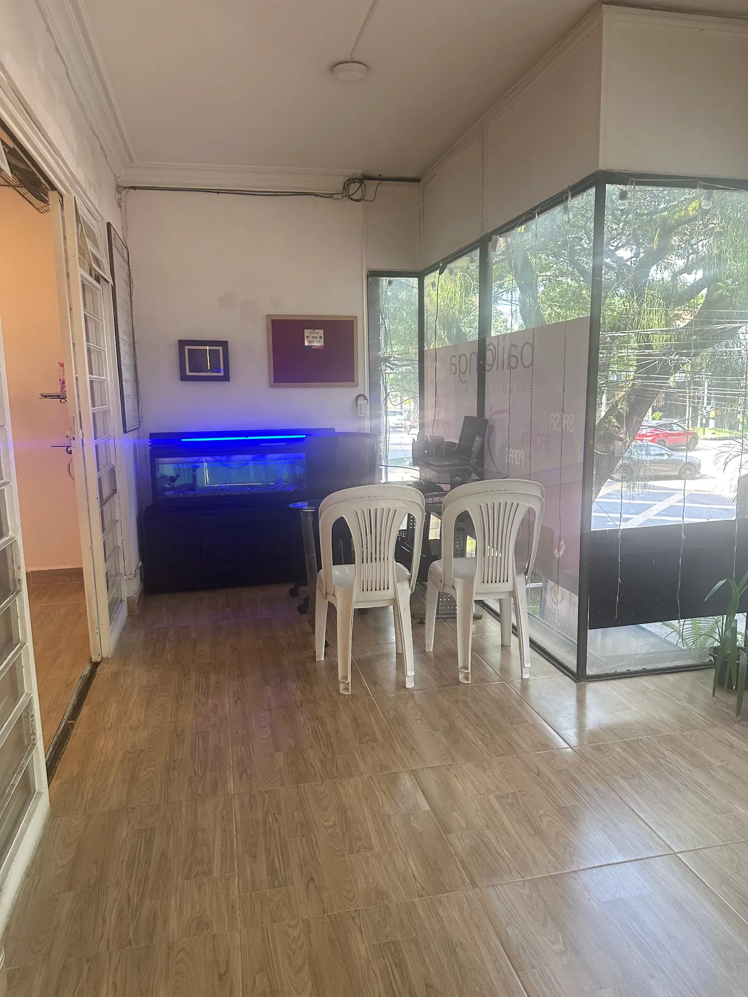 Área de recepción con acuario