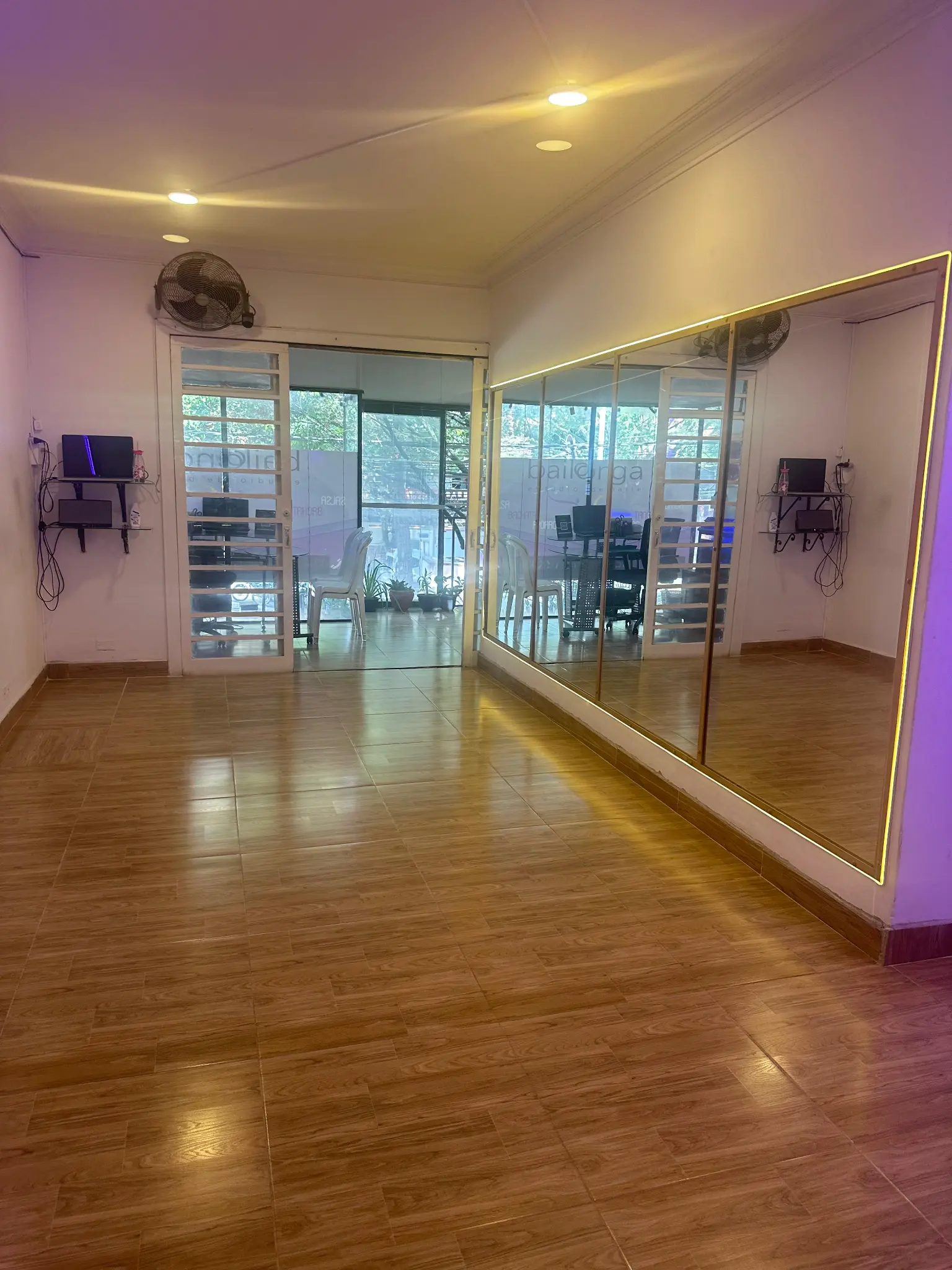 Estudio luminoso con espejos grandes